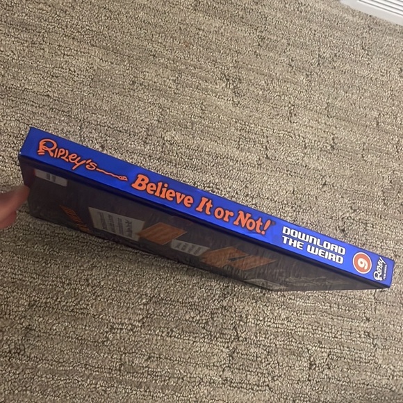 Ripley’s Believe It or Not! Book, Download the Weird, Volume 9 - Picture 3 of 6